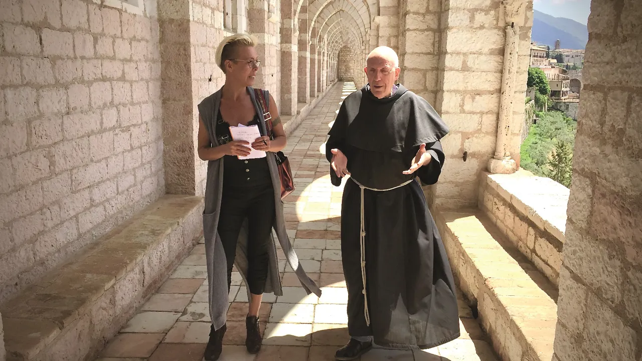Rejseleder Lene besøger munken Theodor i Assisi. Foto Viktors Farmor