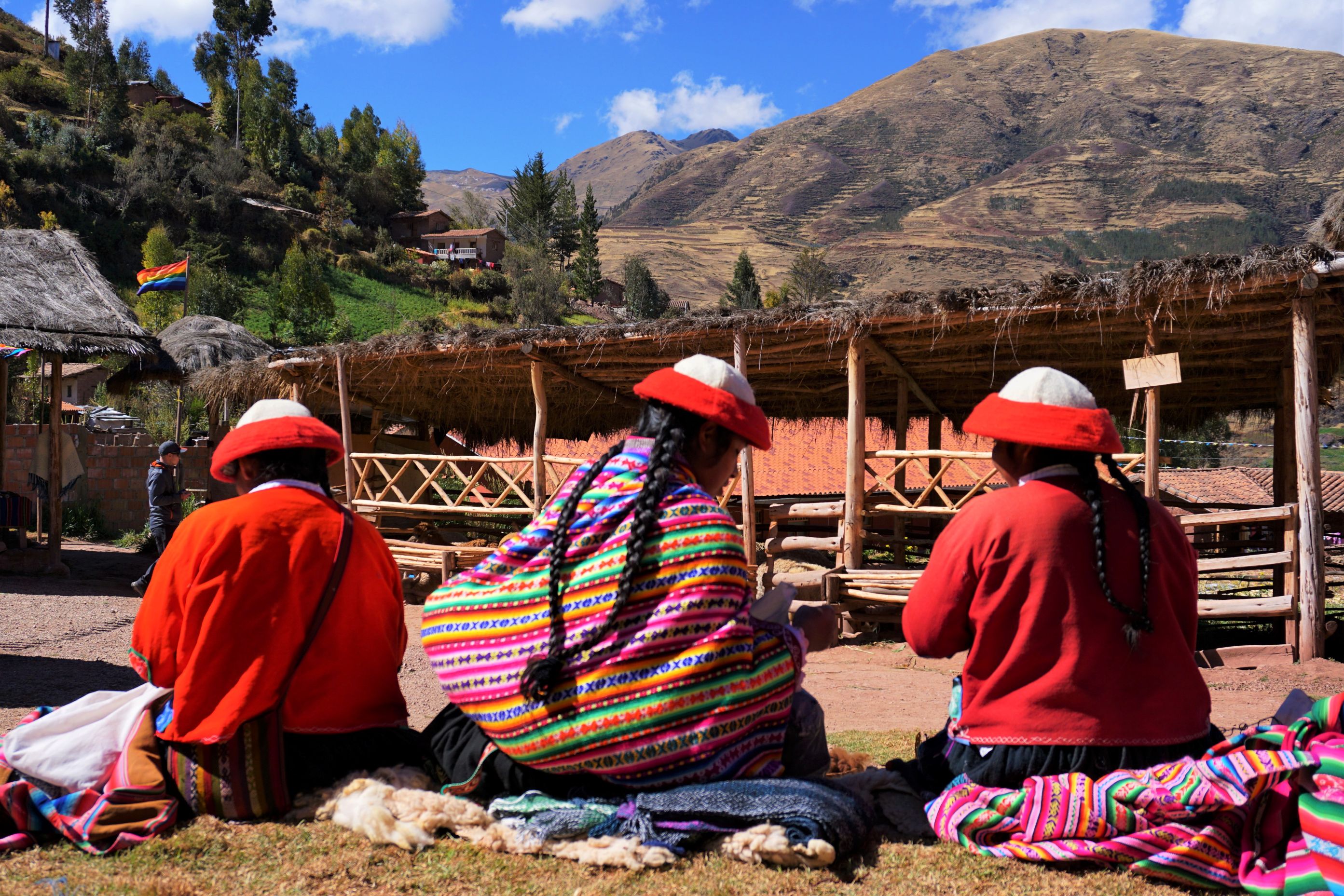 Der er rig mulighed for at møde de lokale kvinder i deres farverige dragter. Foto Kathrine Svejstrup