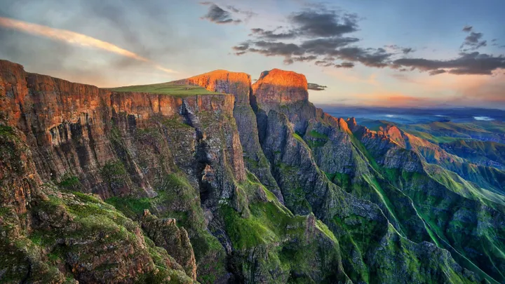 På en rejse til Sydafrika med Viktors Farmor oplever vi Drakensberg-bjergene i KwaZulu-Natal. Foto Viktors Farmor