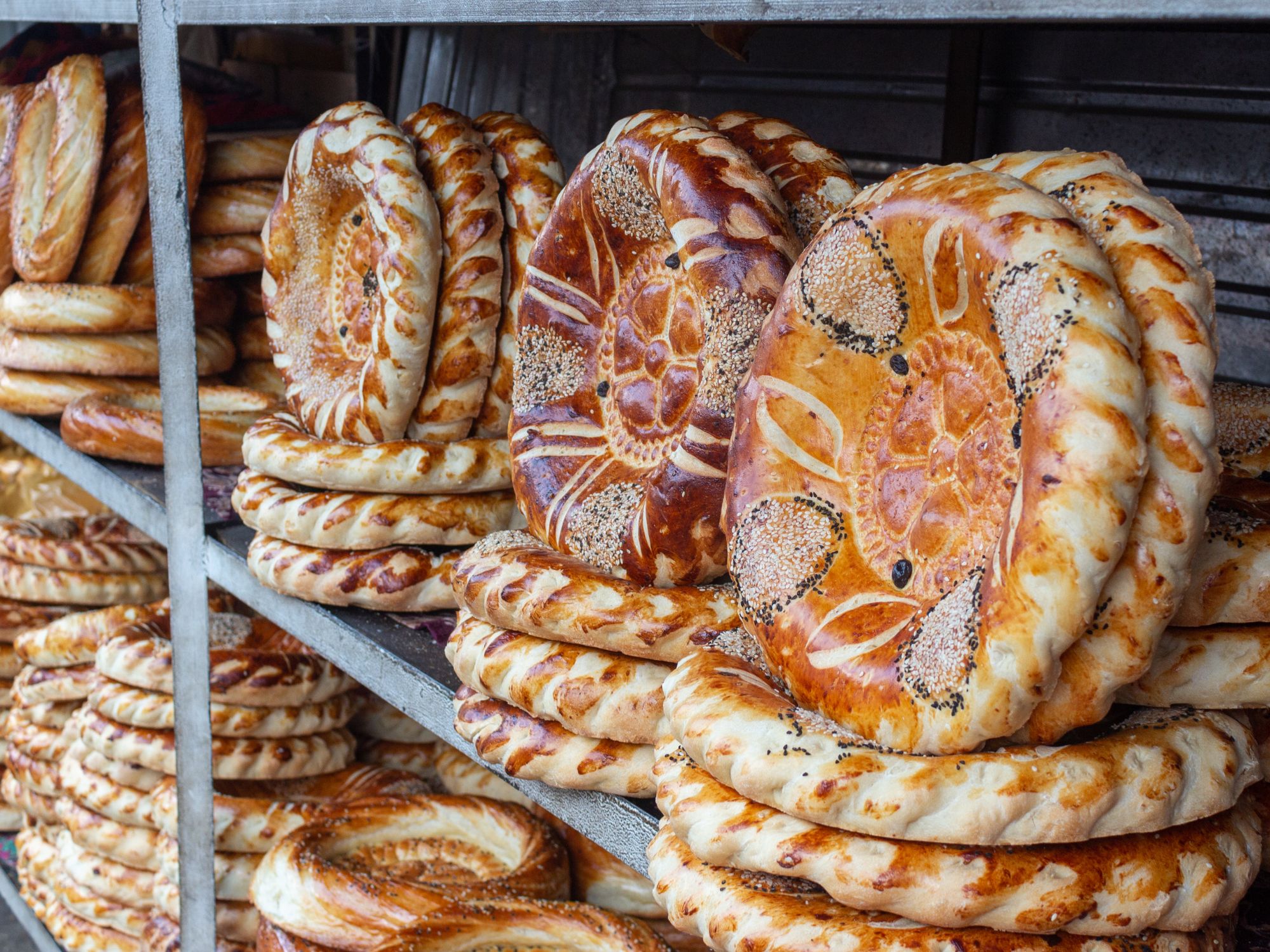 Der er mulighed for at smage på det fine dekorerede brød på markedet i Osh. Foto Viktors Farmor