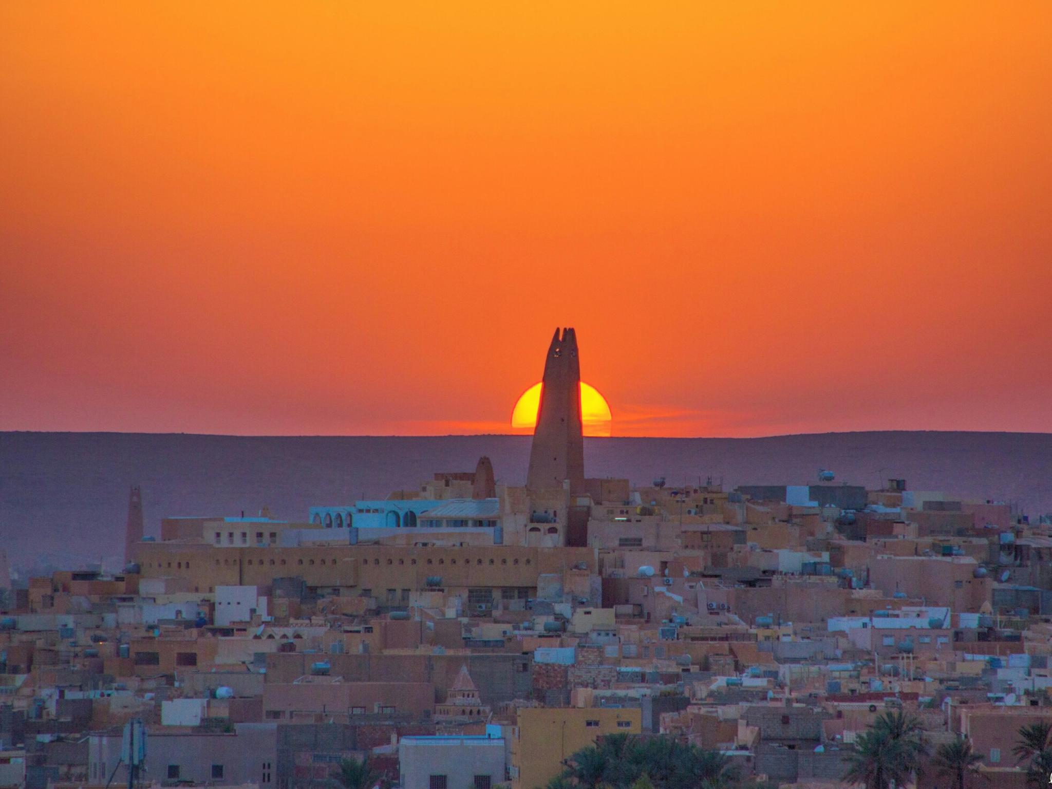Solnedgang i Ghardaïa, hvor dalen bades i de gyldne stråler. Foto Viktors Farmor