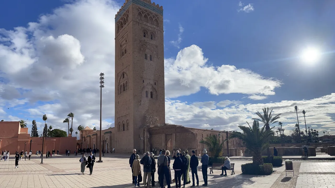 Vi gør et stop foran Koutoubia-moskeen. Foto Morten H. Nielsen