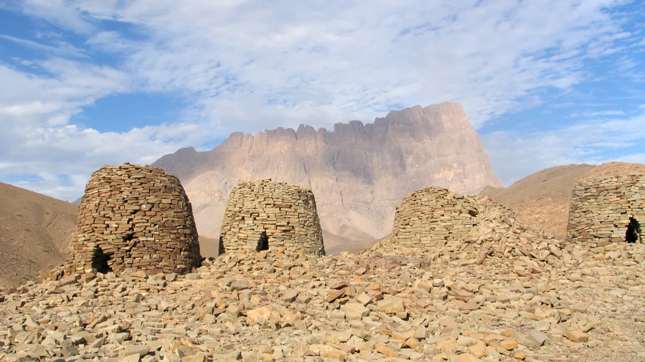 I Zukait finder vi 5000 år gamle bikubeformede grave. Foto Esben Gynther
