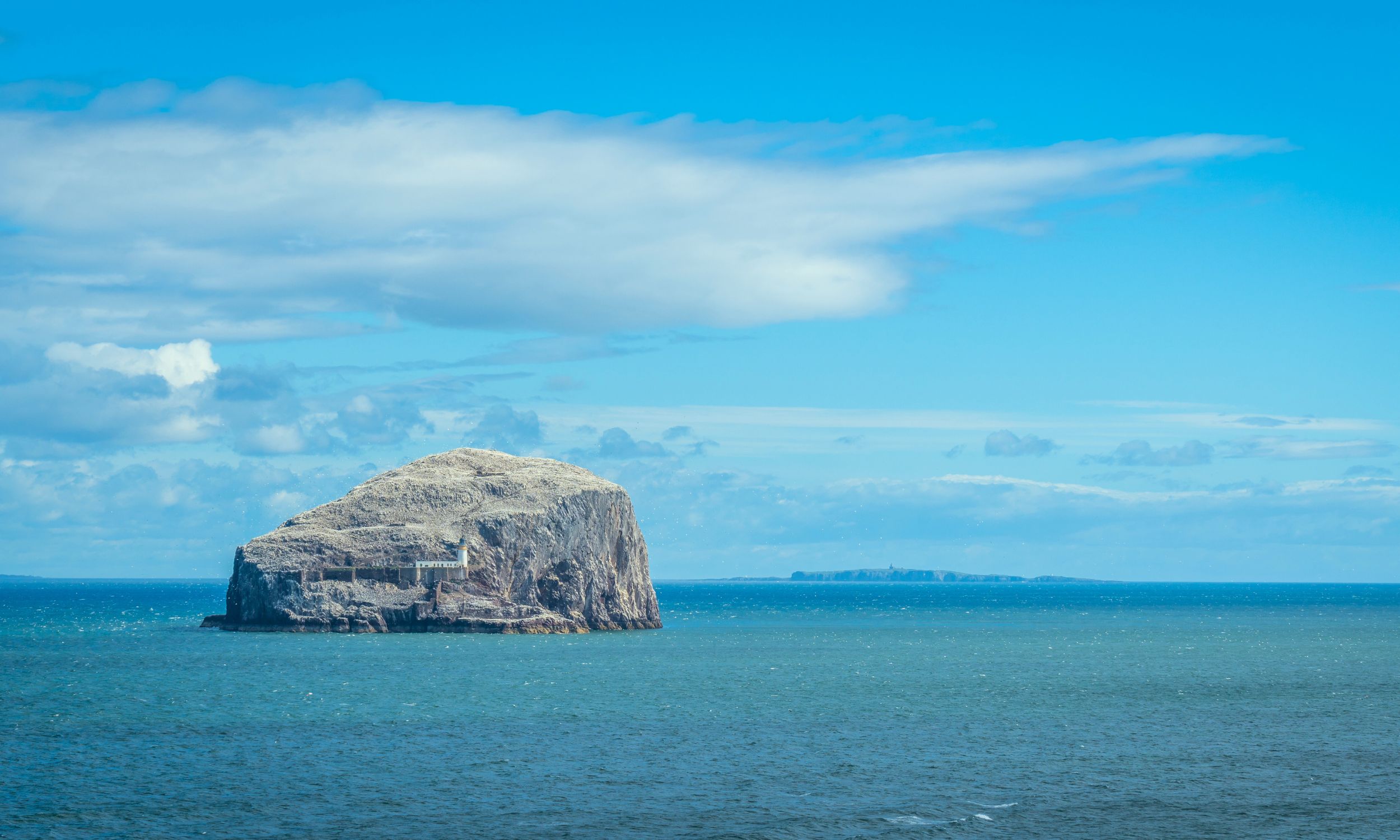 Fra kysten ved North Berwick kan vi se den dramatiske vulkanske ø Bass Rock. Foto Viktors Farmor