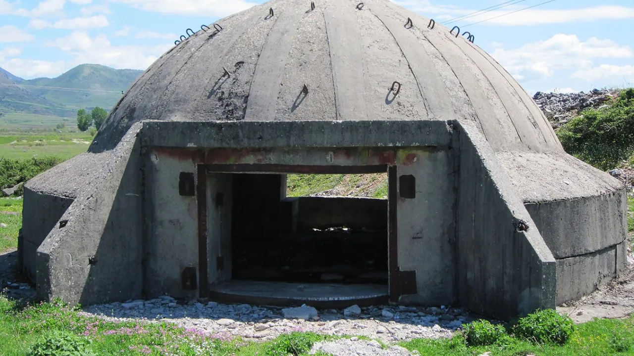 Den enevældige albanske leder, Enver Hoxha, lod opføre 700.000 bunker under den kolde krig. Foto Mie Ellen Gynther