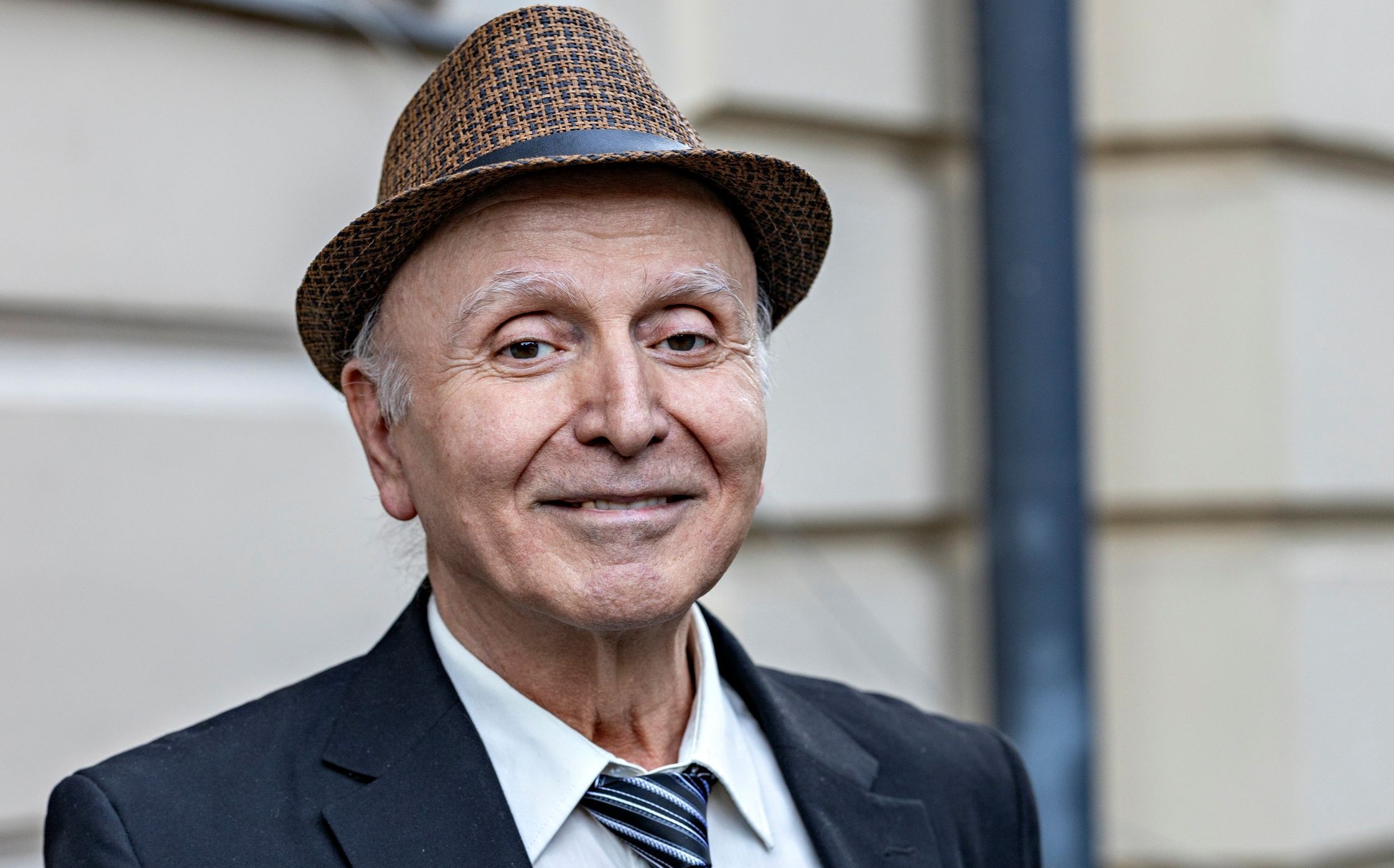 I Tbilisis gader møder vi mange søde mennesker, her en ældre mand med hat og jakkesæt. Foto Inge Lynggaard