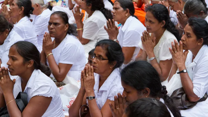 Pilgrimme ved bodhitræet i Sri Maha Bodhi i Anuradhapura i Sri Lanka. Foto Anders Stoustrup