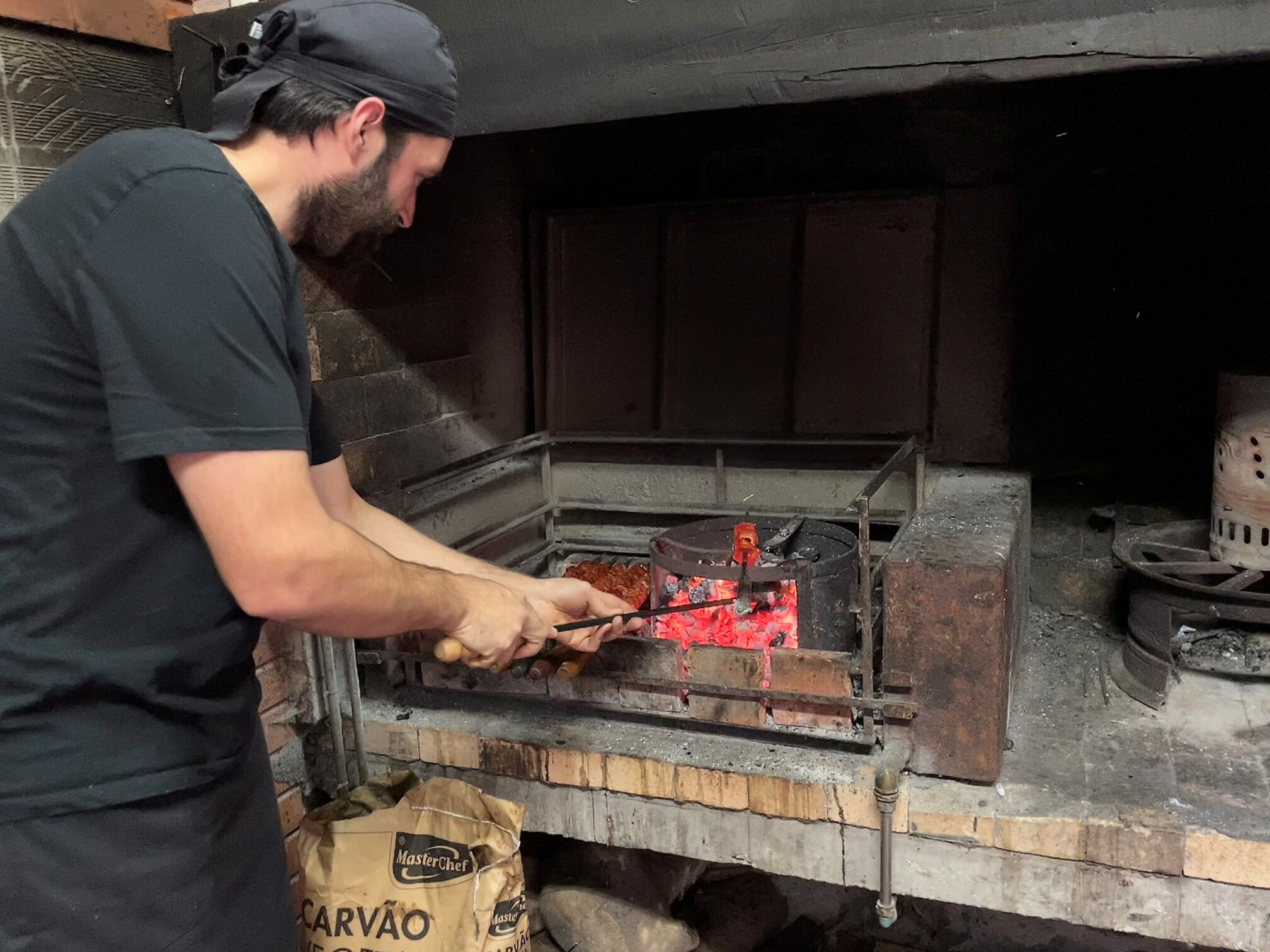 Sergio forbereder en lokal barbecue for os i han lille skovhytte. Foto Henriette Jensen