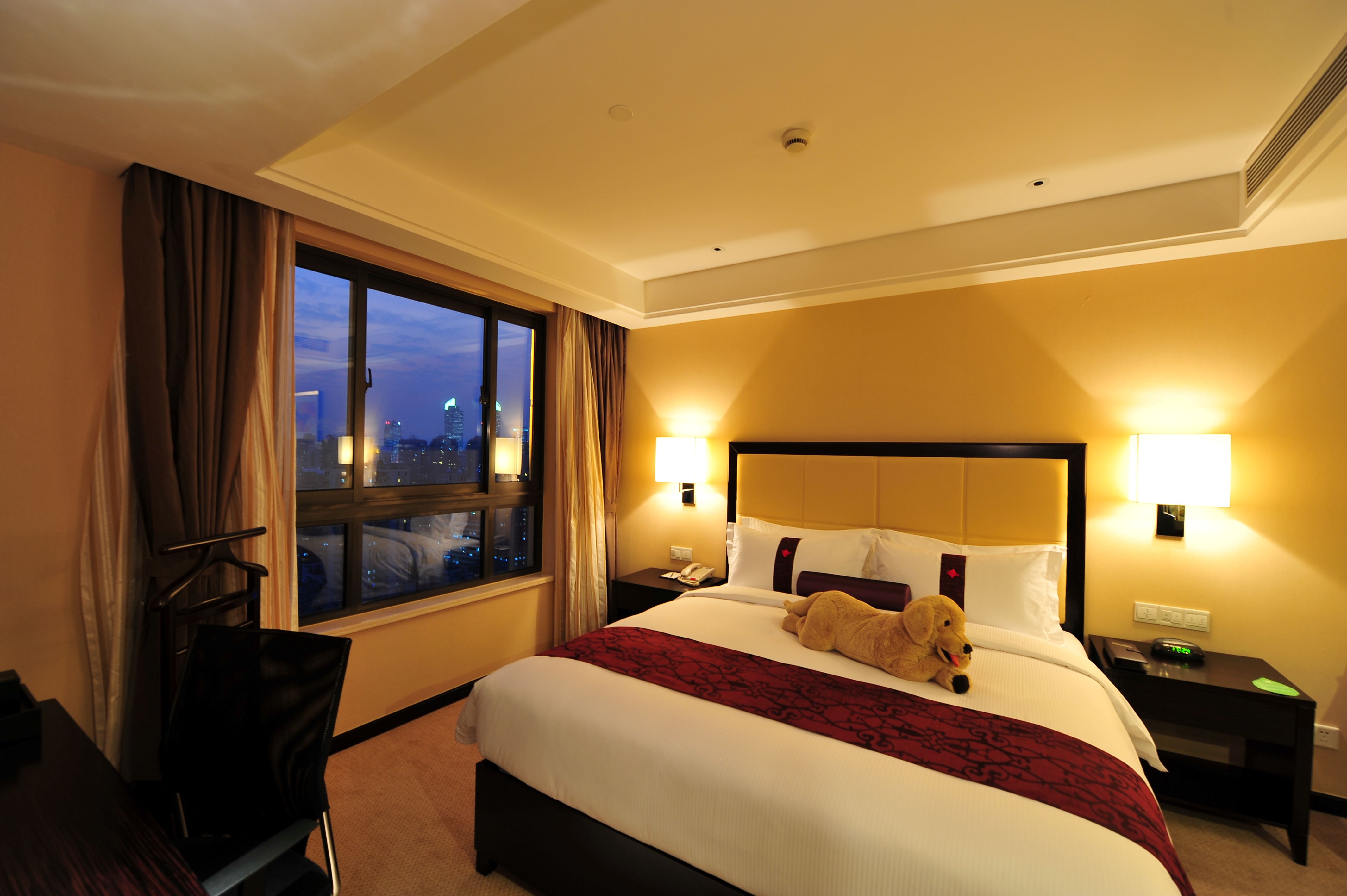 På Den store Kinarejse bor vi på Lee Gardens Hotel Shanghai midt i det pulserende byliv