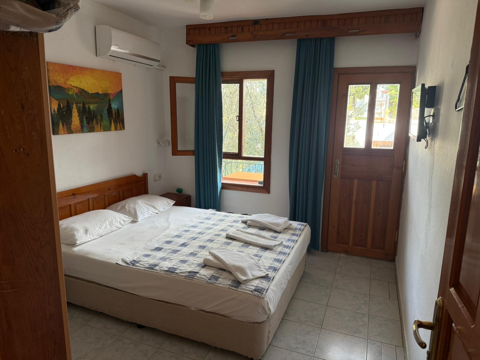 Udeområdet er hyggeligt med restaurant og lounge, kendt som et samlingssted for vandrere. 