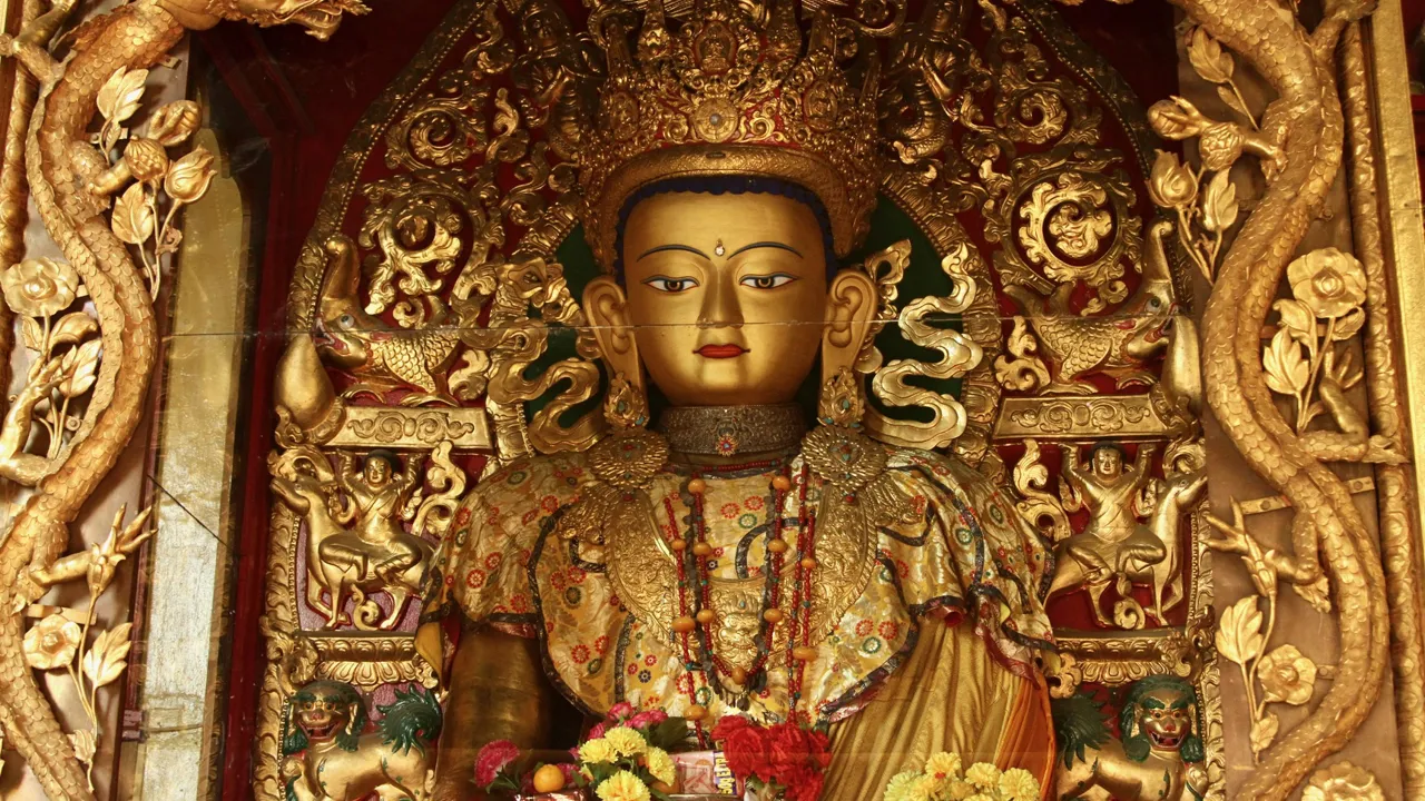 Buddhastatue ved Swayambhunath stupaen i Kathmandu. Foto af Anders Stoustrup