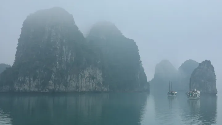 Morgentåge over ha long-bugten giver et nærmest eventyragtigt syn. Foto af Anders Stoustrup