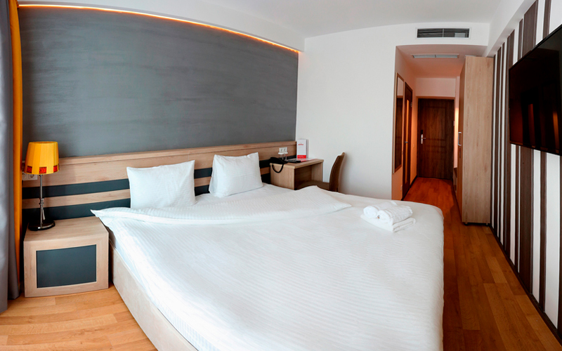 På de første dage af vores rejse bor vi på dette moderne 3-stjernede byhotel i Almaty. 