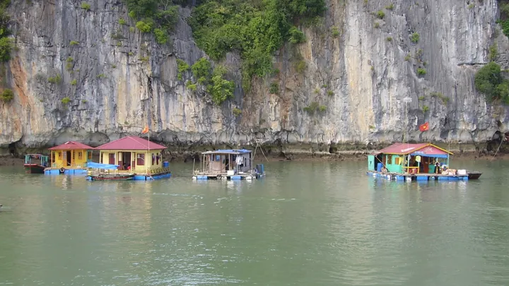 Der ligger små vandhuse i Ha Long-bugten i Vietnam. Foto Viktors Farmor