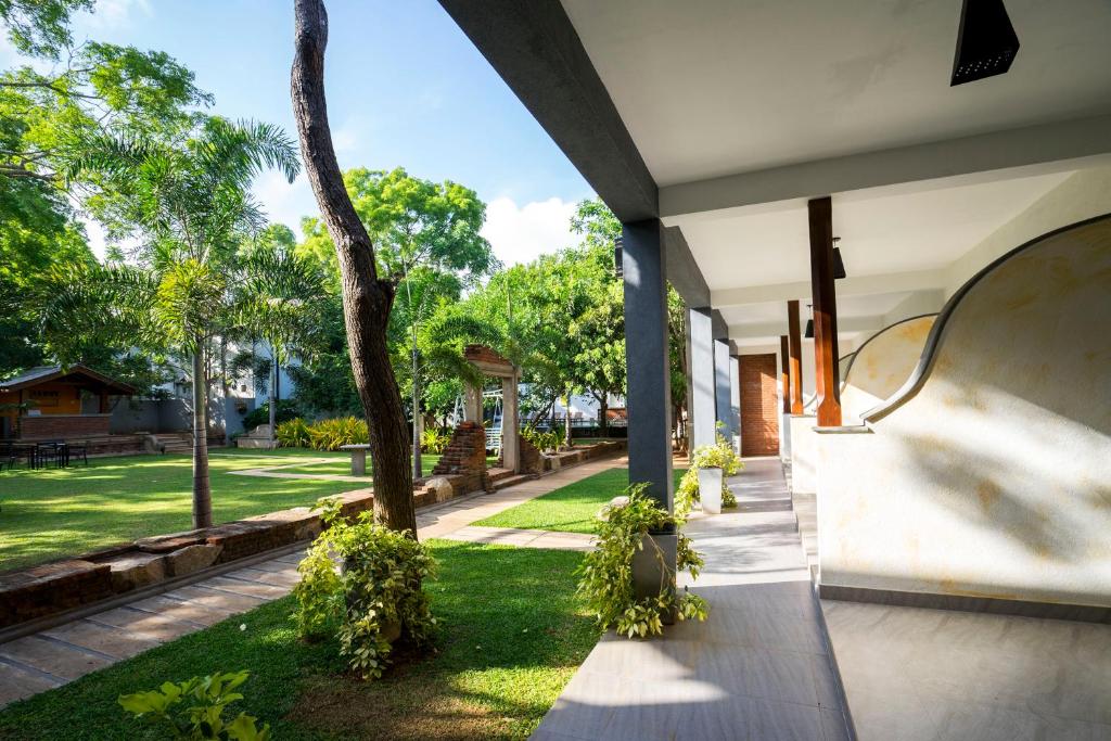 Hotel Alakamanda ligger i rolige omgivelser i Anuradhapura, omgivet af grønne områder og tæt på byens historiske seværdigheder. 