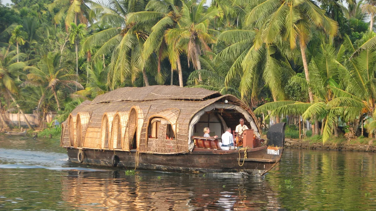Roligt glider vi gennem Backwaters på vores husbåde. Foto Vagn Olsen