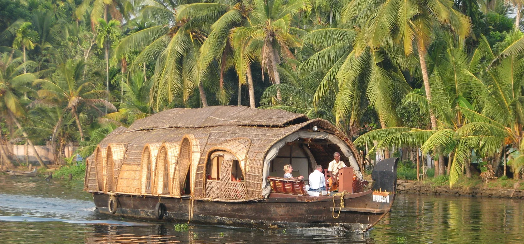 Roligt glider vi gennem Backwaters på vores husbåde. Foto Vagn Olsen