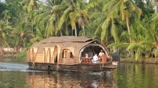 Roligt glider vi gennem Backwaters på vores husbåde. Foto Vagn Olsen