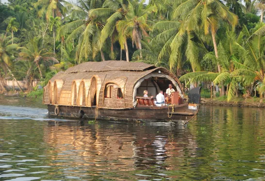 Roligt glider vi gennem Backwaters på vores husbåde. Foto Vagn Olsen