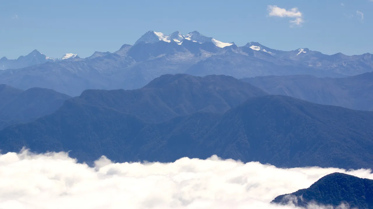 Udsigt over området ved San Lorenzo højderyggen og den snedækkede top af Santa Marta Bjerget. René Montero Serrano