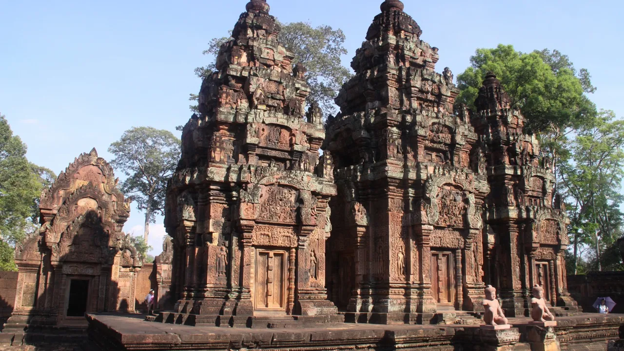 Banteay Srei templet er fra det 10. århundrede. Foto Claus Bech