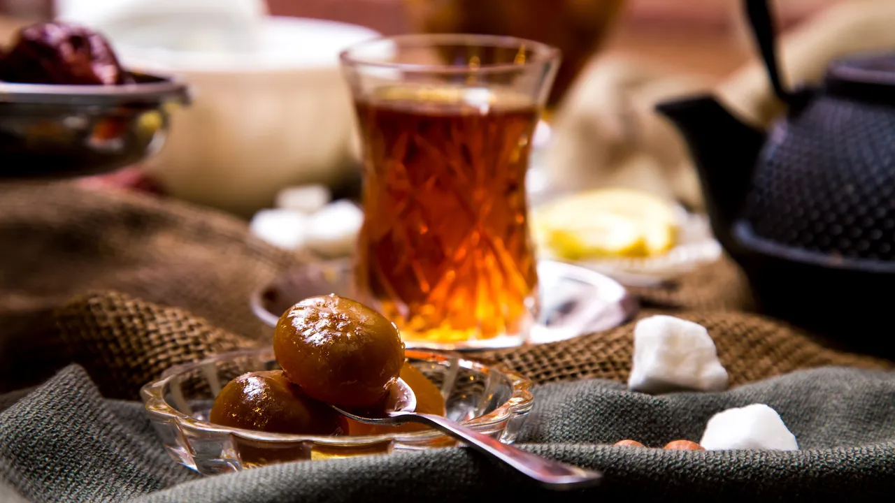 I Azerbaijan går man meget op i tebrygning, og vi får rig mulighed for at smage. Foto Viktors Farmor