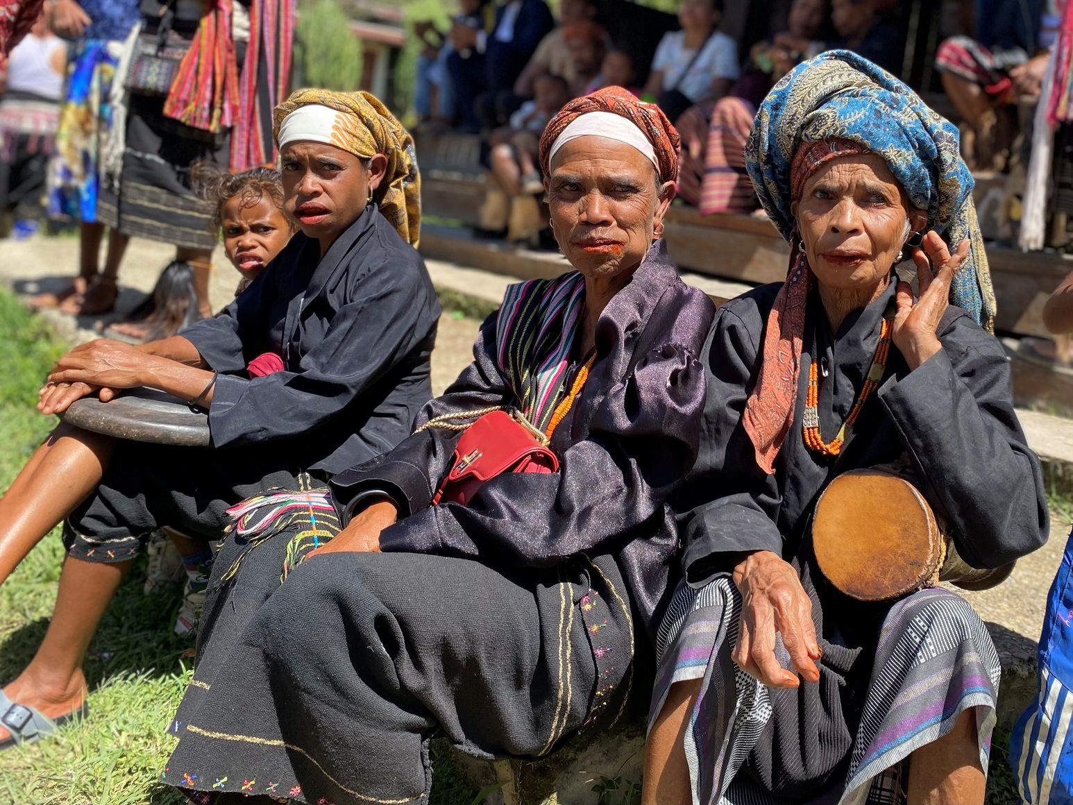 Lokale kvinder i traditionelle klædedragter i Østtimor, hvor stærke traditioner og lokale skikke fortsat lever. Foto Michael Høeg Andersen