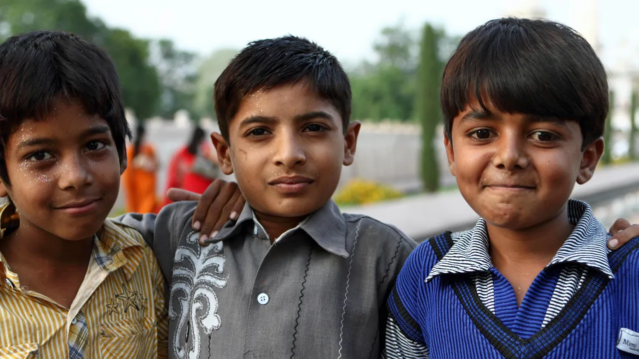 Unger ved Bibi Ka Maqbara. Vi bliver mødt af nygærrighed i denne del af Indien. Foto af Anders Stoustrup 