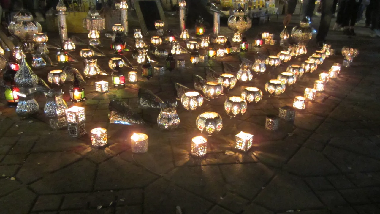 På Fna Pladsen er der fyldt med stemnngsfulde lamper om aftenen. Foto Kirsten Gynther Holm