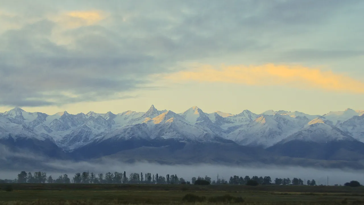 Kirgisistans bjerge er næsten uvirkelige som et  maleri. Foto Flemming Lauritzen