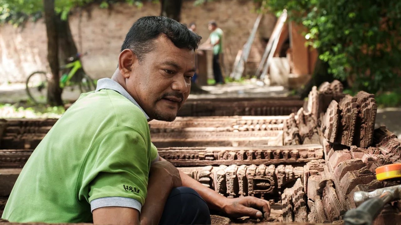 Her ser vi på nogle af de imponerende træskæringsarbejder. Foto Viktors Farmor