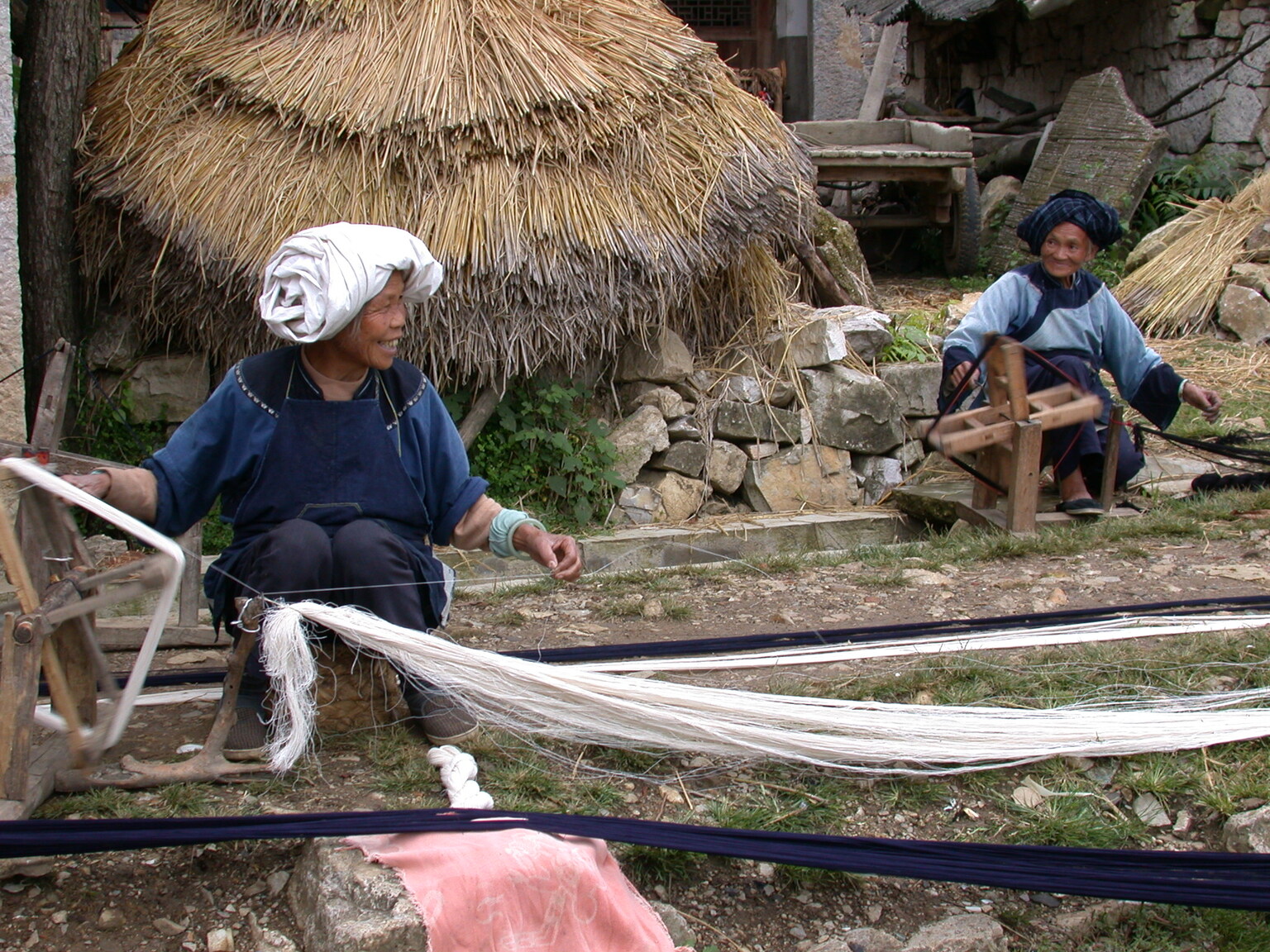 I Guizhou producerer minoriteterne selv deres tøj. Foto Kirsten Gynther Holm