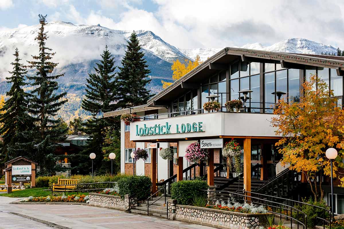 Lobstick Lodge er et klassisk 3-stjernet bjerghotel, placeret midt i Jasper og kendt for sin afslappede bjergstemning. 