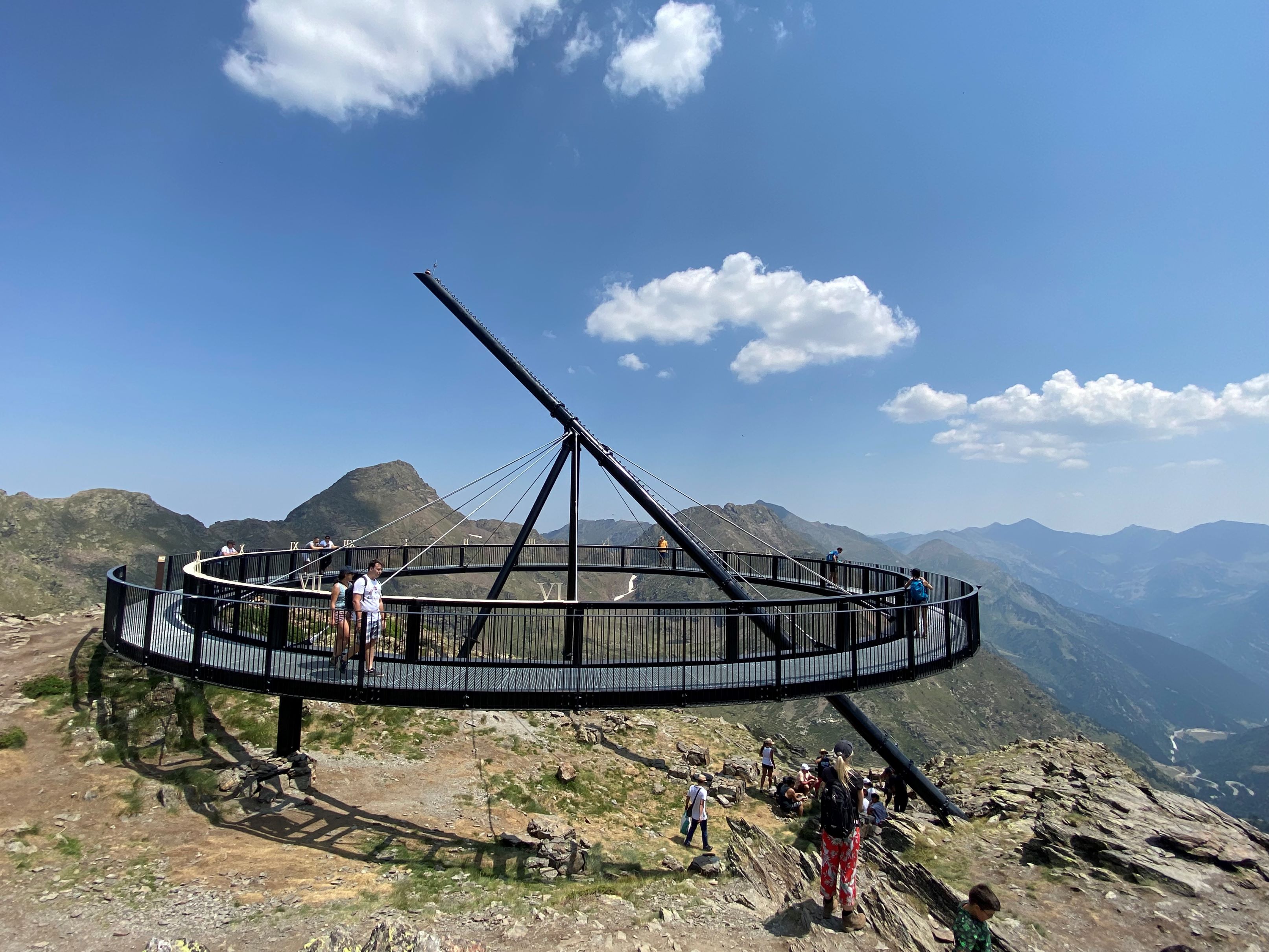 Udsigtsplatformen Solar Tristaina fungere som et Solur. Foto Michael Høeg Andersen