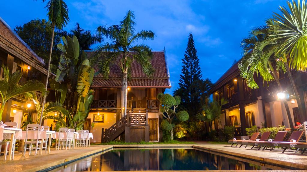 Hotellet byder på farverigt indrettede værelser med præg af det traditionelle. 