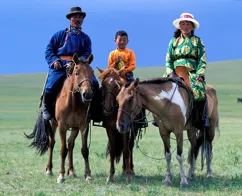 Den vigtigste sport, der udøves på den årlige Naadam festival, er hestevæddeløb, som rides af børn i 7-11 års alderen. Foto Viktors Farmor