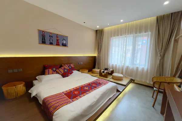 På rejsen Kinas farverige folkeslag bor vi på Muye Shanju Hotel omgivet af betagende bjerglandskaber i Jiuzhaigou