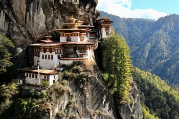 Tigerreden i 3.120 meters højde på en smal klippehylde 900 meter over den skovklædte dal for foden af bjerget. Foto Anders Stoustrup