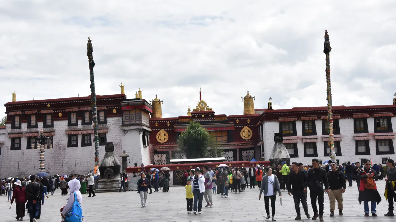 Jokhang-templet er det vigtigste religiøse sted i Tibet. Foto Ulla Dons
