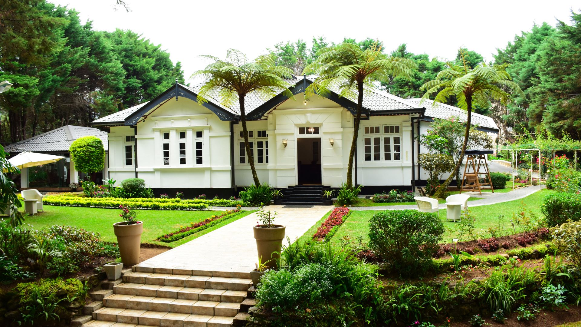 Charmerende hotel i en gammel kolonibygning men med moderne faciliteter med udsigt over søen og omgivet af skov. Foto Viktors Farmor 