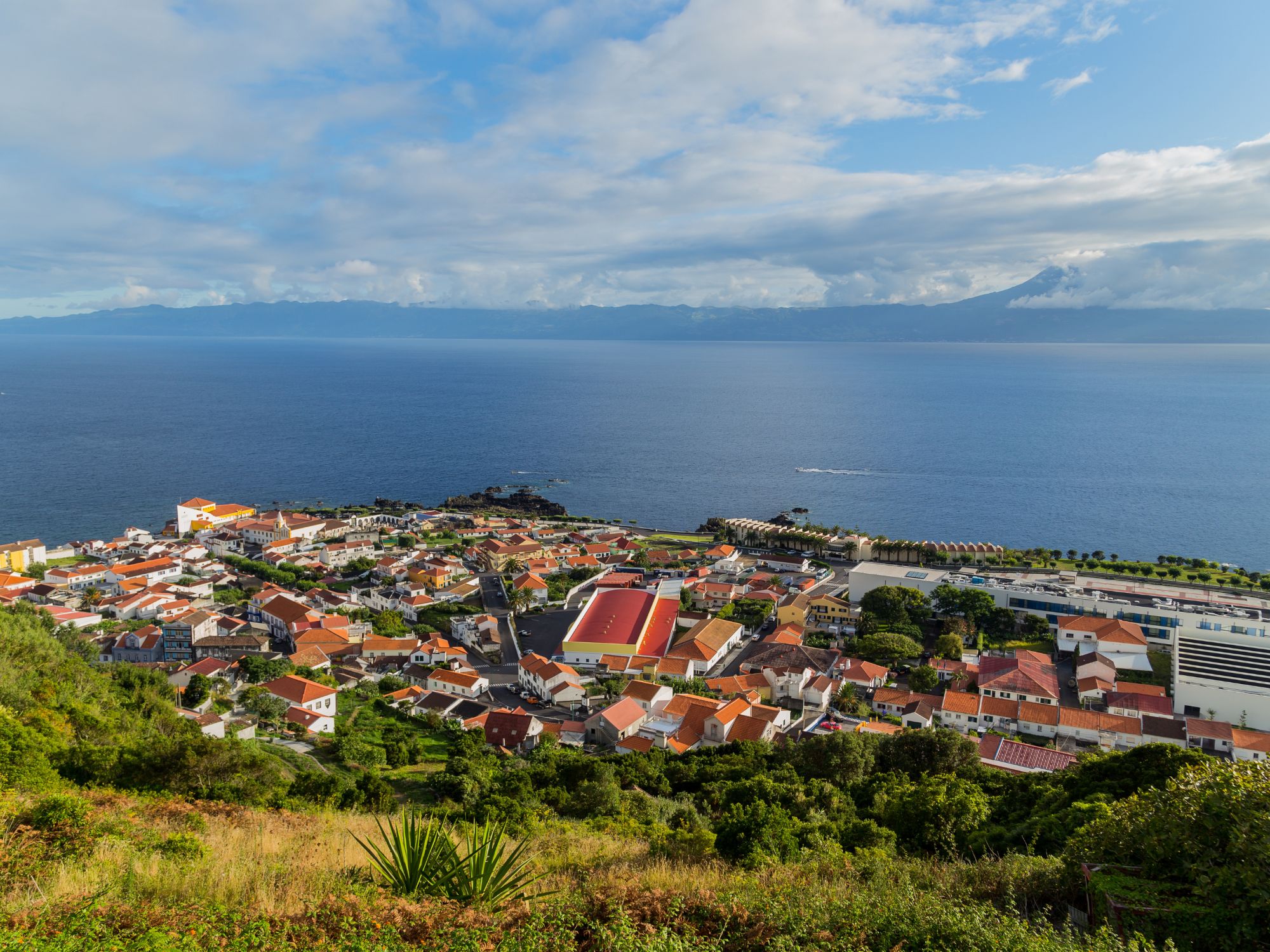 Udsigt over Velas, hvor vi skal bo i 2 nætter, med Pico i baggrunden. Foto Viktors Farmor