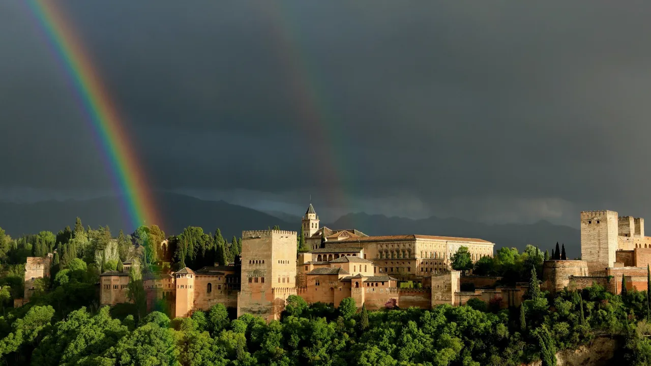 Alhambra med regnbuer set fra Mirador de San Nicolas i Granada. Foto Anders Stoustrup
