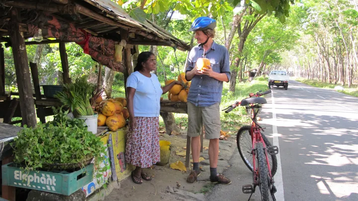 Villads Kok Mortensen på cykel i Sri Lanka