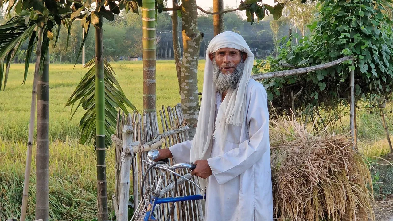 Mand på vej hjem fra markerne til sin landsby. Foto af Helle Lefevre