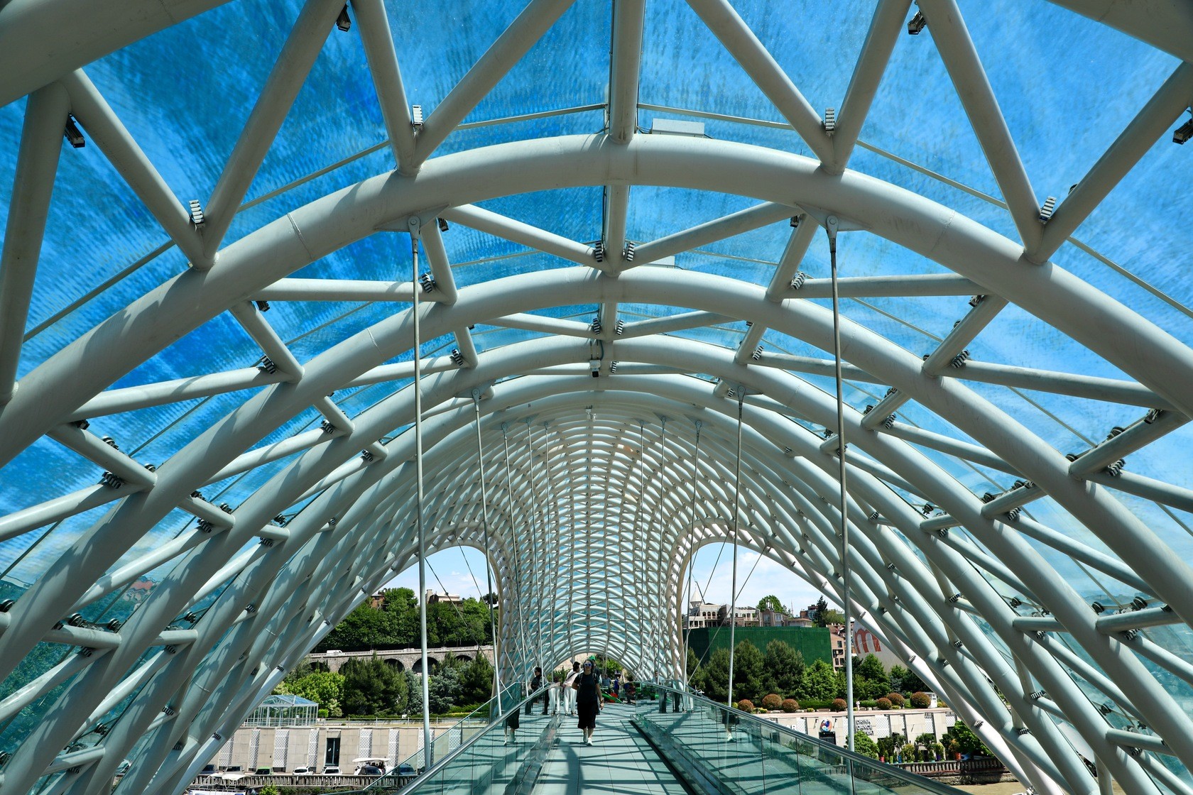 Den moderne bro forbinder de to sider af floden i Tbilisi. Foto Anders Stoustrup