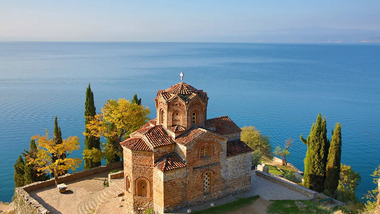 Saint John kirke ved Ohrid søen i Nordmarkedonien. Foto Viktors Farmor