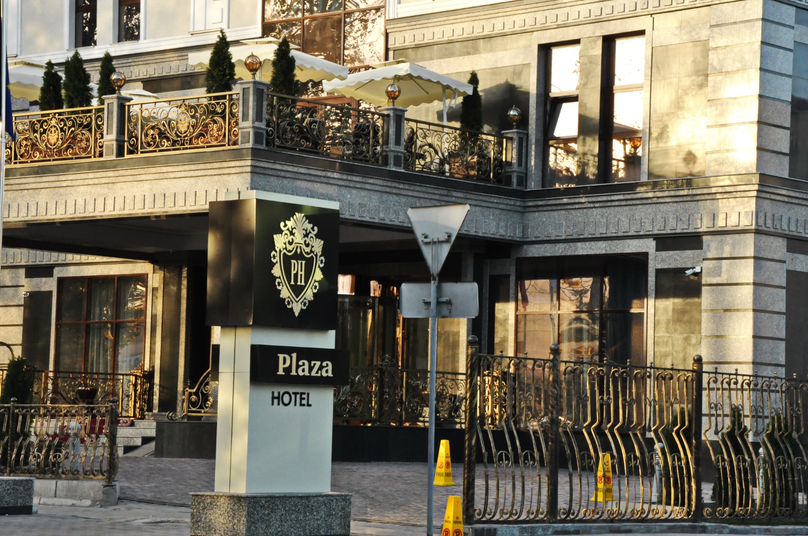 Plaza Hotel Bishkek ligger centralt i hovedstaden, tæt på byens grønne parker og seværdigheder. 