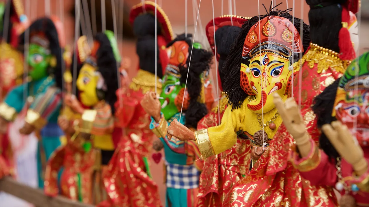 Dukker til salg på Durbar pladsen i Kathmandu. Foto af Anders Stoustrup