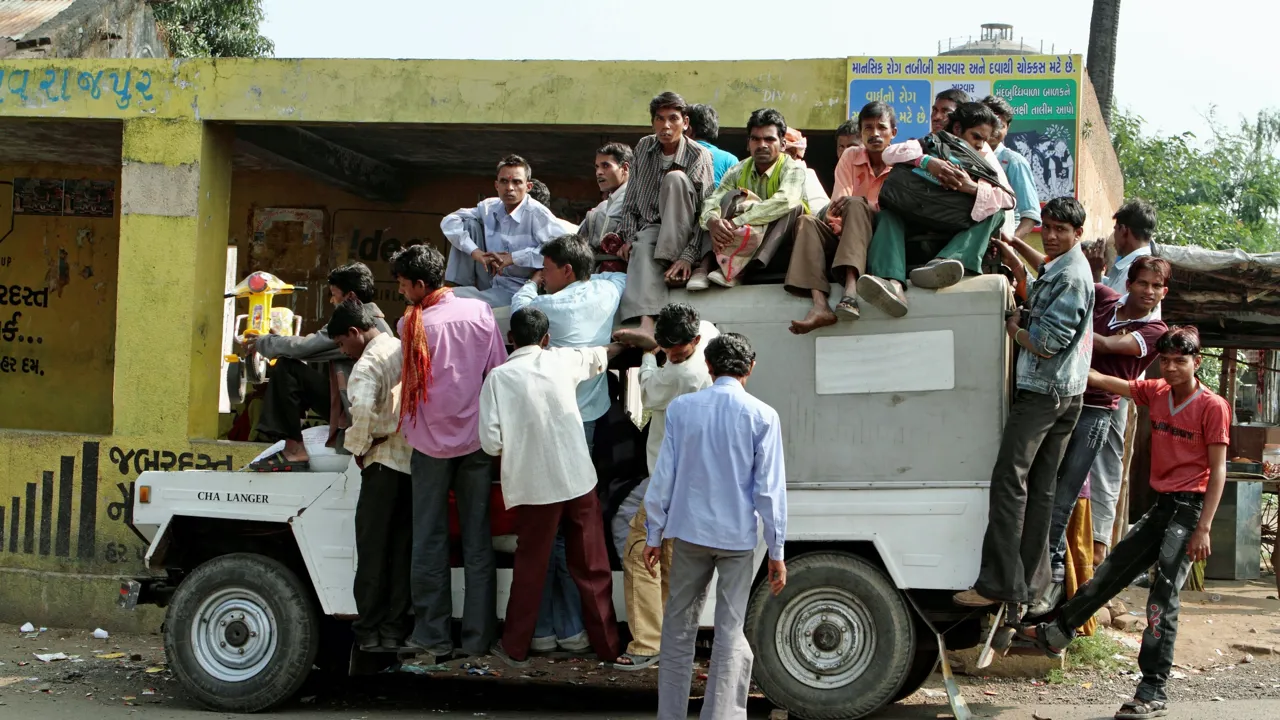 Vi kører heldigvis ikke med offentlig transport i Gujarat. Foto af Anders Stoustrup