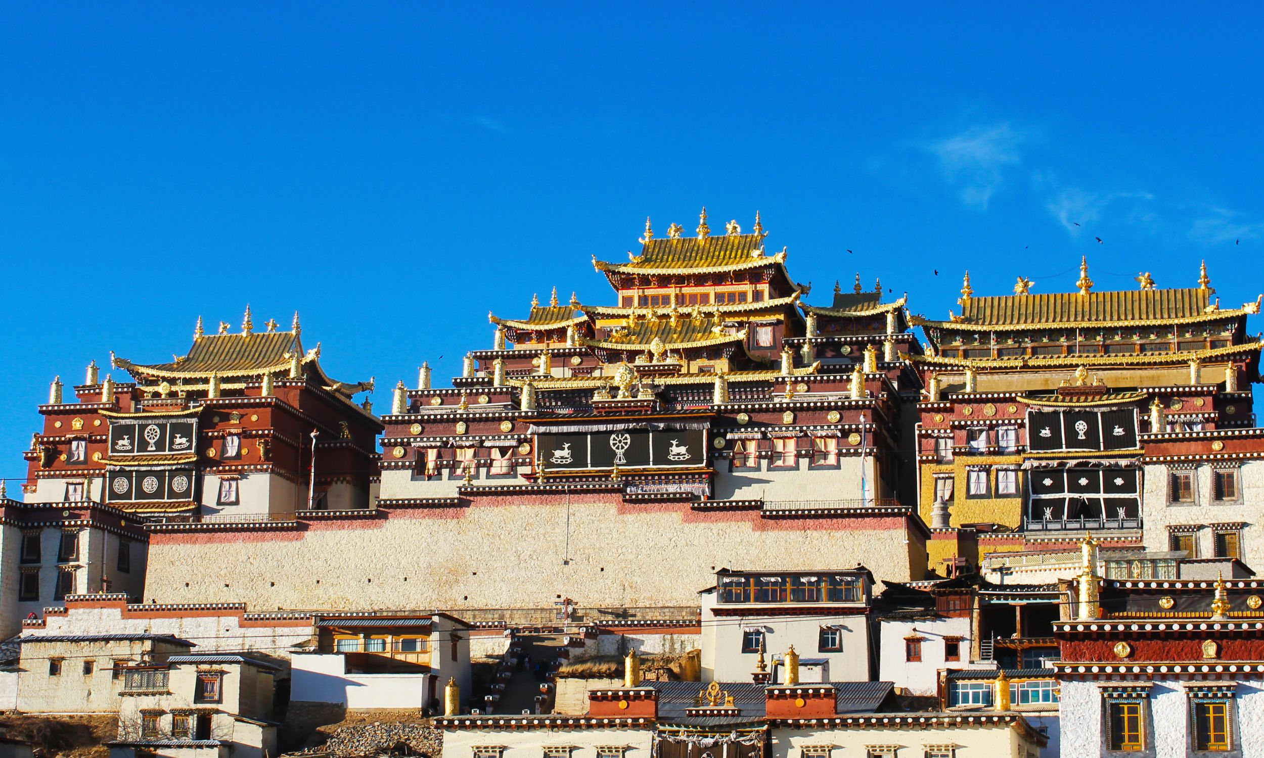 Vi ser det tibetanske-buddhistiske Songzanlin-kloster i Shangri-La, også kaldet ’lille Potala’. Foto Viktors Farmor